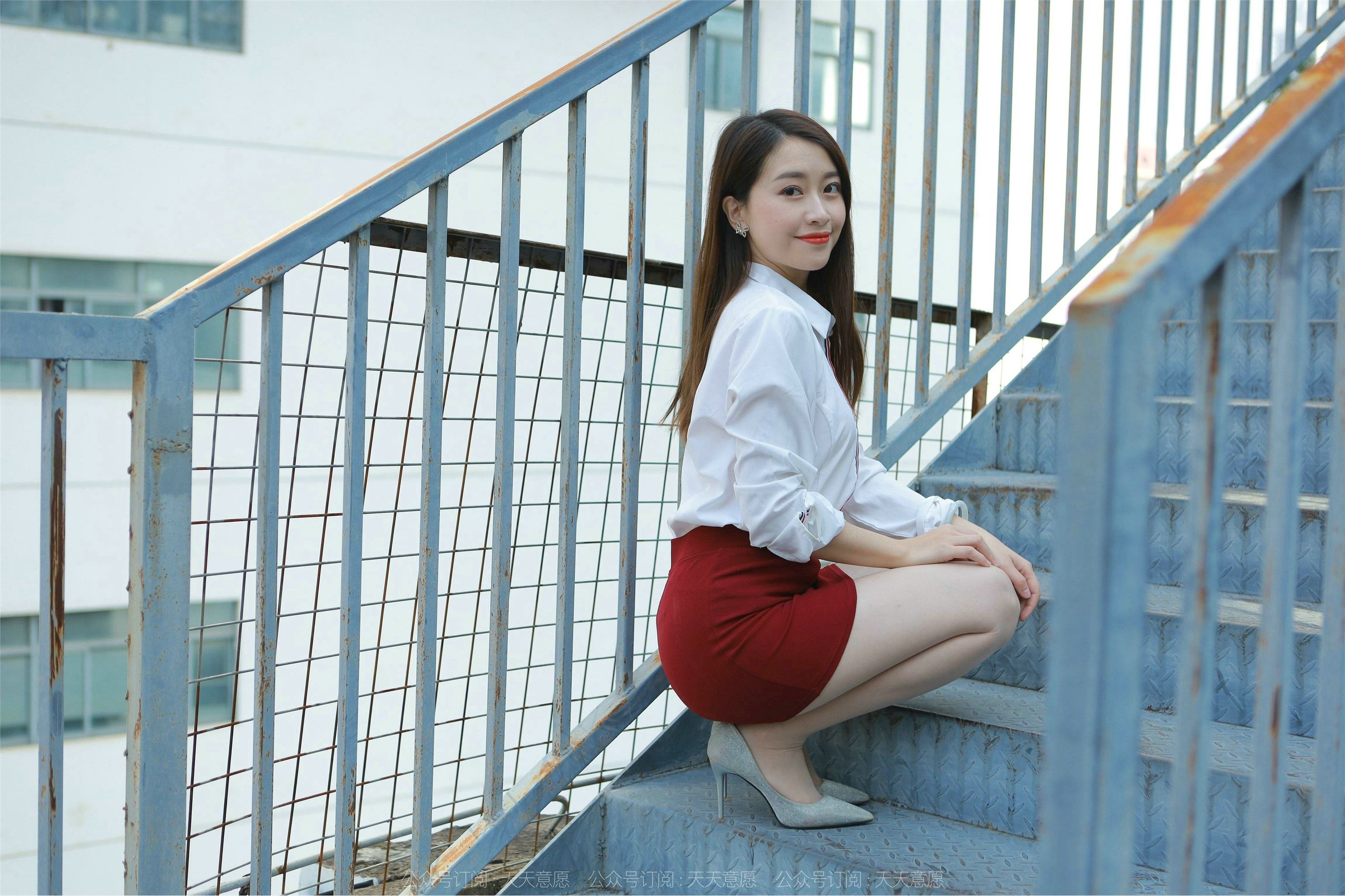 IESS异思趣向  2022.02.17 丝享家1006：小婕《性感红色包臀裙》